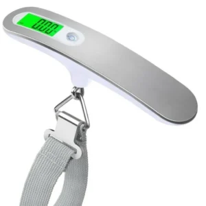 Digitaalinen matkalaukkuvaaka, jossa on hopeanvärinen kahva, vihreä LCD-näyttö ja harmaa hihna.