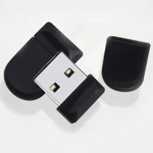 Musta Mini USB-muistitikku ja sen suoja