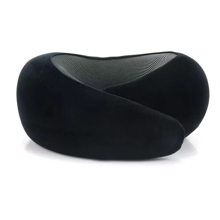 Musta ergonominen matkaniskatyyny, jossa on keskellä musta hengittävä verkkokangas, sopii lentokoneeseen tai autoon.