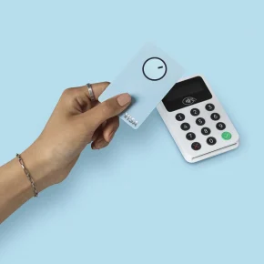 Norwegianin pankkikortti maksamassa lähimaksulla